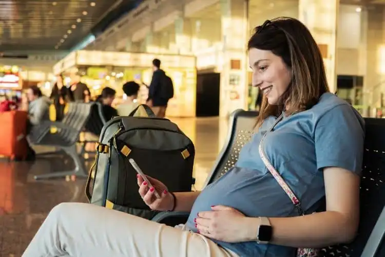 Mulher grávida no aeroporto