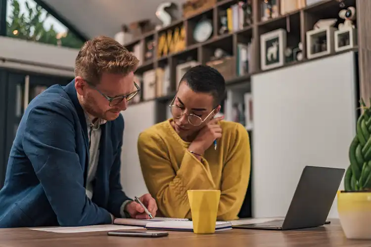 Bisneto de portugueses conversando com uma assessora para o processo de cidadania.