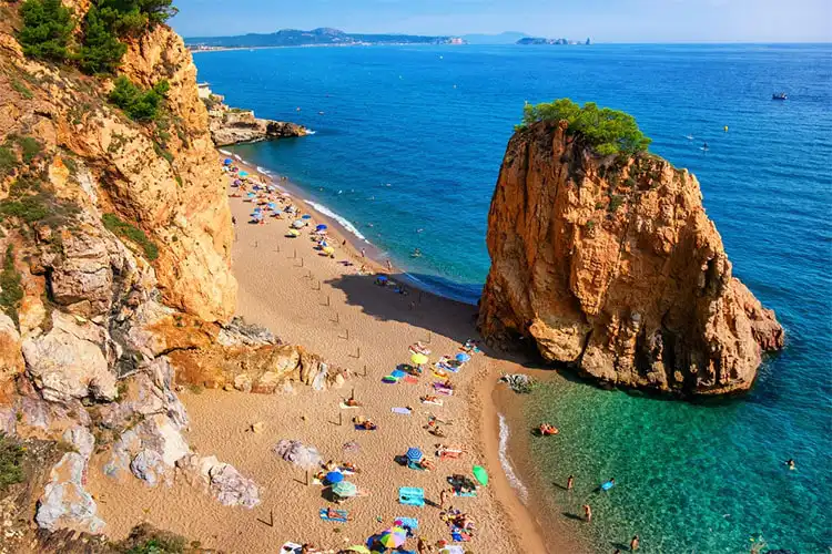 Praia da Espanha no verão, uma das principais atrações.