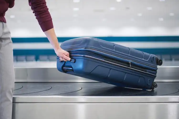Veja os regulamentos aéreos sobre bagagem danificada
