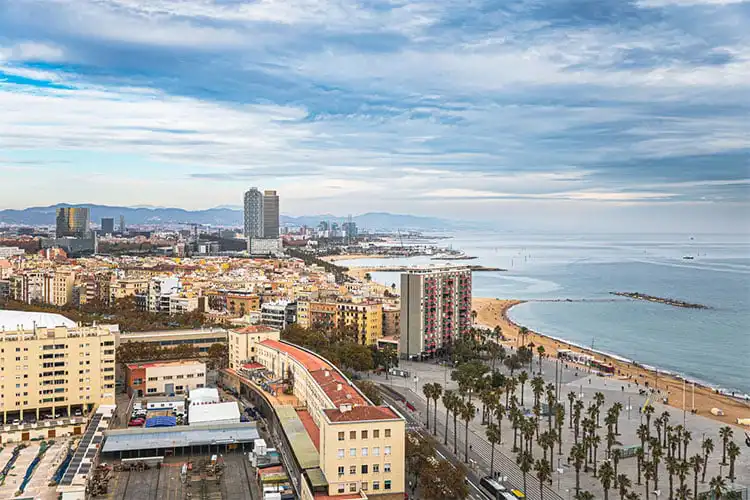 Viver em Barcelona é poder desfrutar da praia e da cidade, que estão bem conectadas