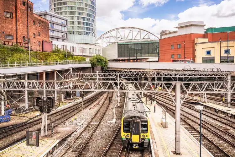 A oferta de transporte é um ponto positivo de morar em Birmingham. 