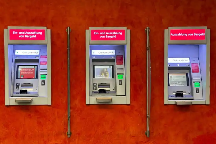 Com uma conta na Alemanha, você pode sacar dinheiro no caixa automático.