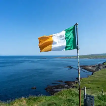 Bandeira da Irlanda hasteada em Galway
