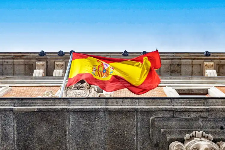 Bandeira espanhola agitando-se com o vento.