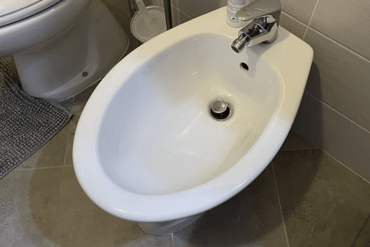 Bidê em banheiro na Itália