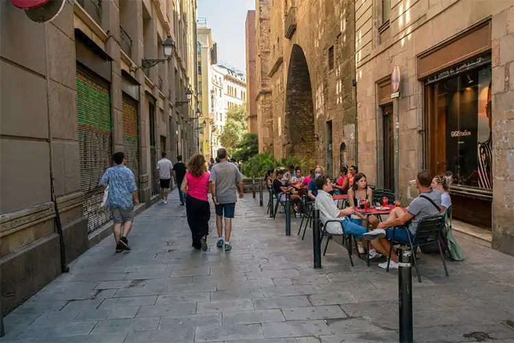 Moradores e turistas em rua movimentada de Barcelona