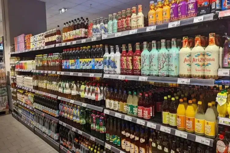 Prateleira com variedade de bebidas nos supermercados na Alemanha
