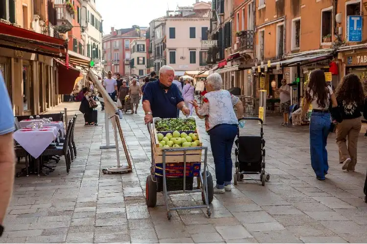 Aposentados em rua de cidade da Itália