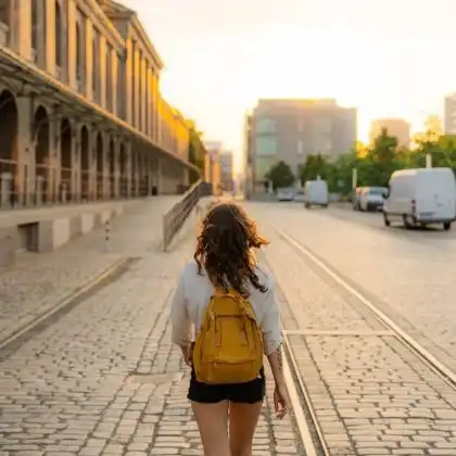 Mulher andando em rua da Alemanha, onde fica a Berlin School of Business and Innovation.
