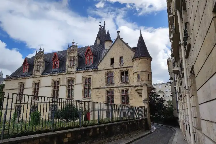 Uma das fachadas da biblioteca Forney, em Paris.