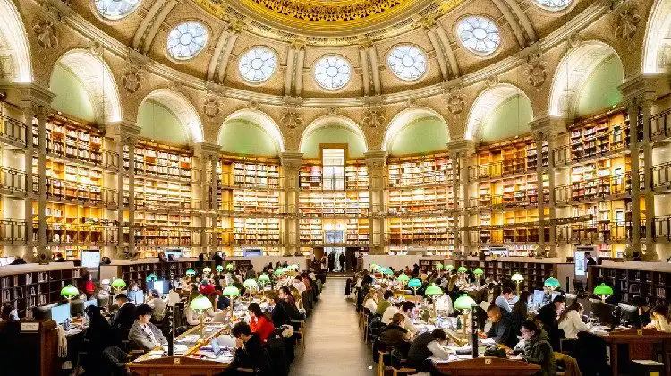 Sala oval da biblioteca Richelieu.