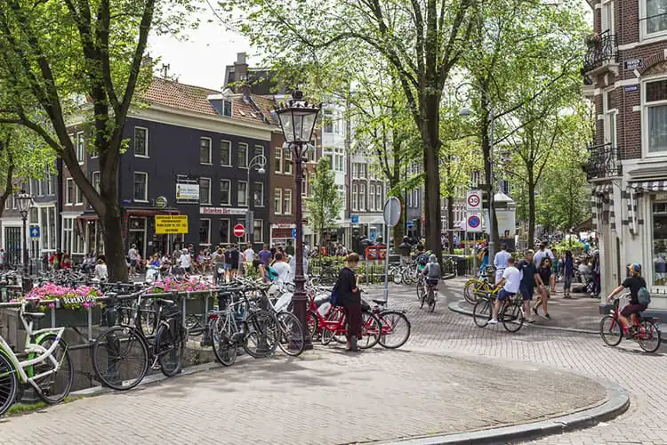 Bicicletas em Amsterdam, importante item do custo de vida na Holanda