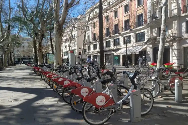 Bicicletários são comuns nas cidades da Espanha