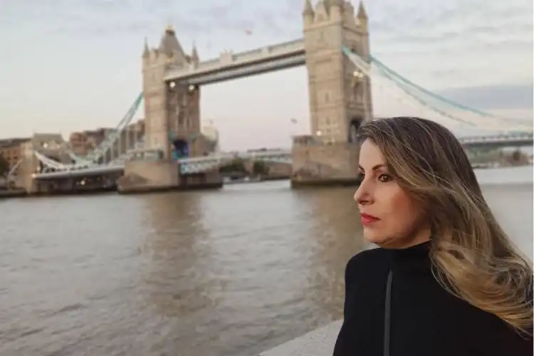 Vanessa Finotti admirando o Rio Tâmisa em Londres.