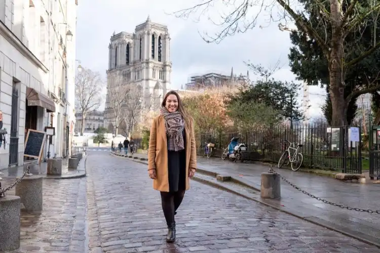 Brasileira caminha por uma rua em Paris, na França