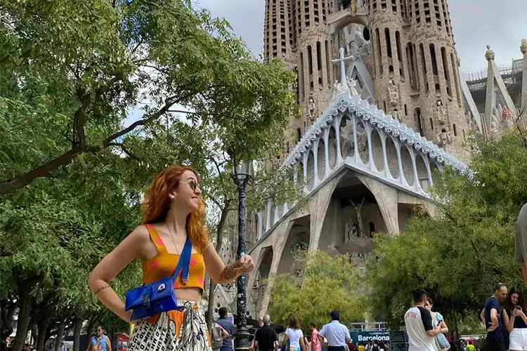 Mulher em frente a Sagrada Família em Barcelona.