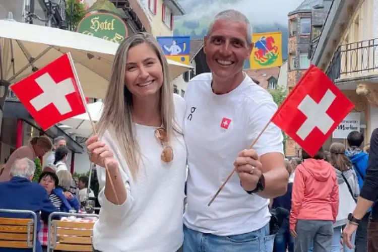 Casal de brasileiros com bandeiras da Suíça
