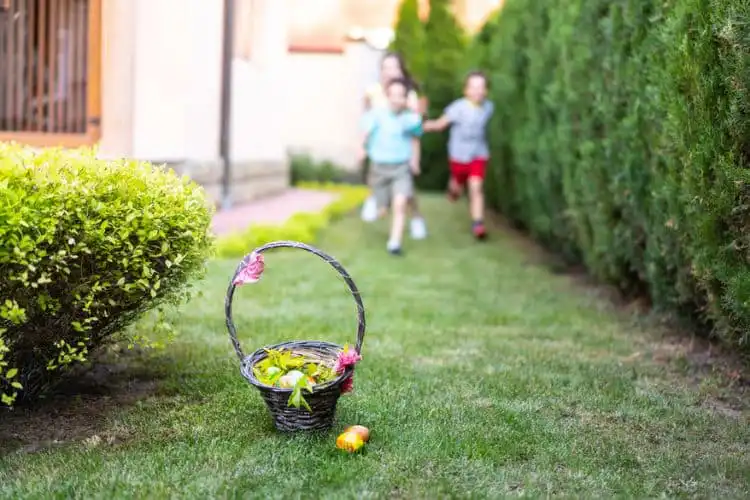 Crianças correndo no jardim