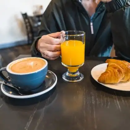 Pessoa tomando café da manhã na França.
