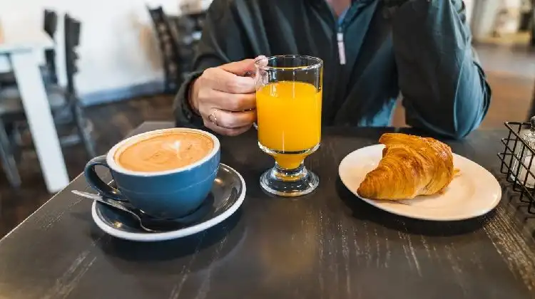 Pessoa tomando café da manhã na França.
