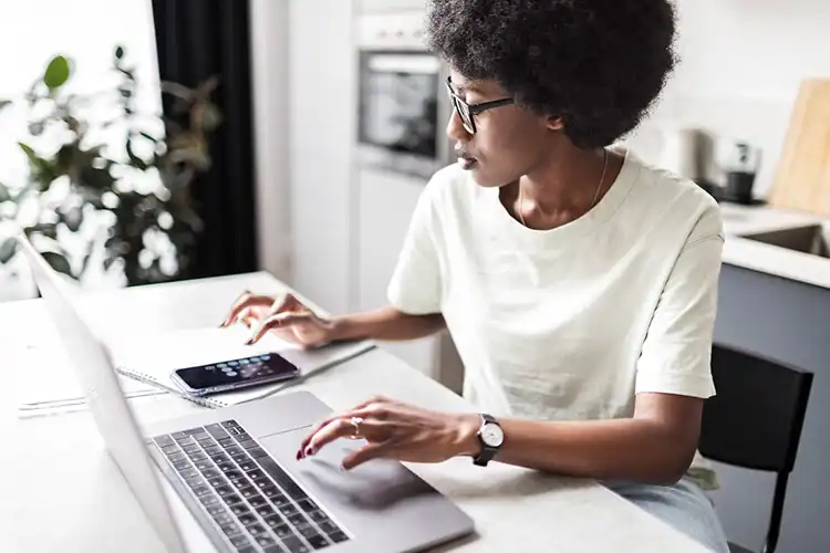 Mulher calculando o custo de vida na Europa