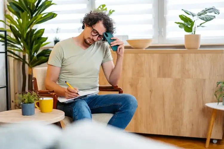 Homem estudando as taxas para receber salário em Portugal.