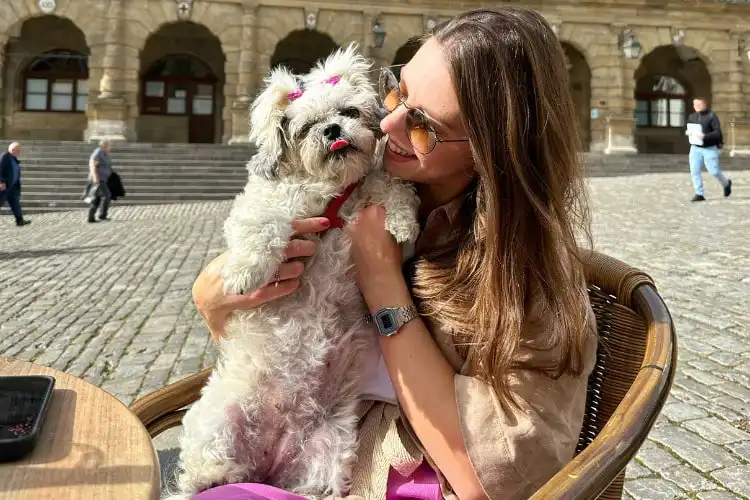 Brasileira Camila Glau detalha quanto custa ter um pet na Alemanha