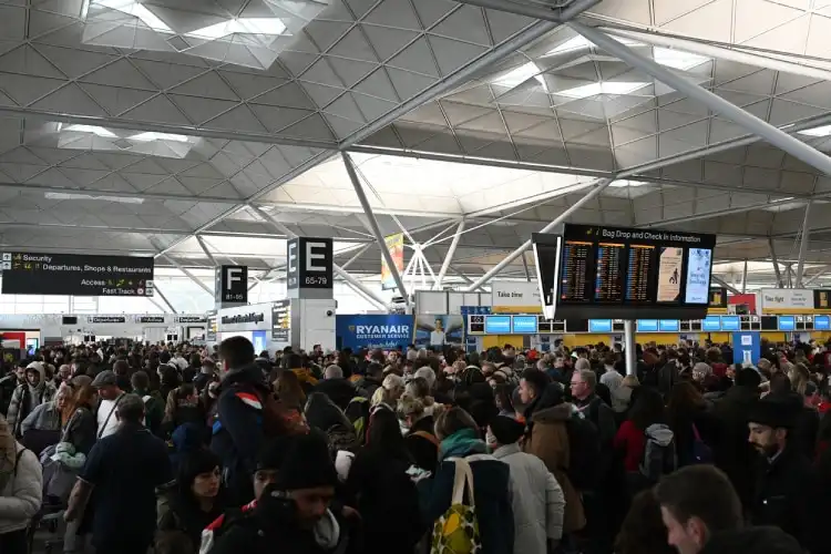 Passageiros aglomerados no aeroporto