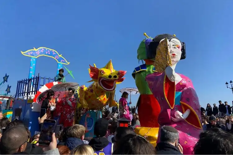 Desfile para matar as saudades do carnaval do Brasil, na França
