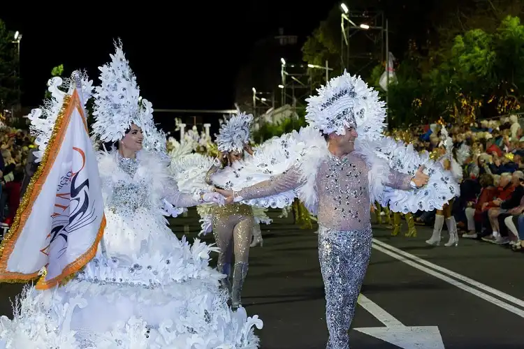 Participantes do desfile de carnaval na Ilha da Madeira