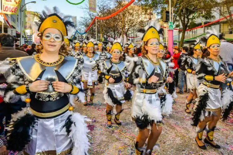 Pessoas fantasiadas desfilam em comemoração ao Carnaval em Portugal na cidade de Loulé