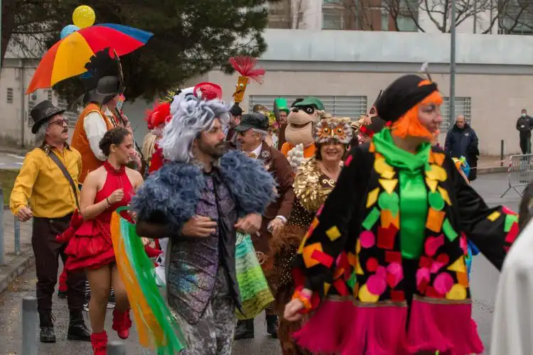Pessoas fantasiadas na rua em Carnaval em Portugal