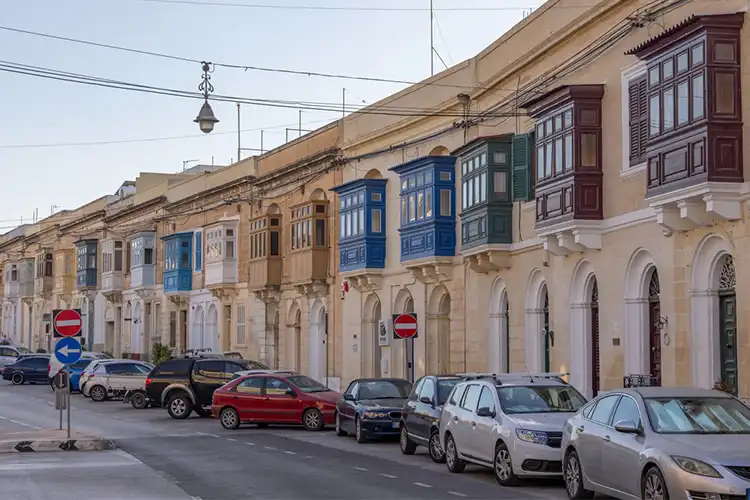 carros estacionados na rua em Valetta Malta