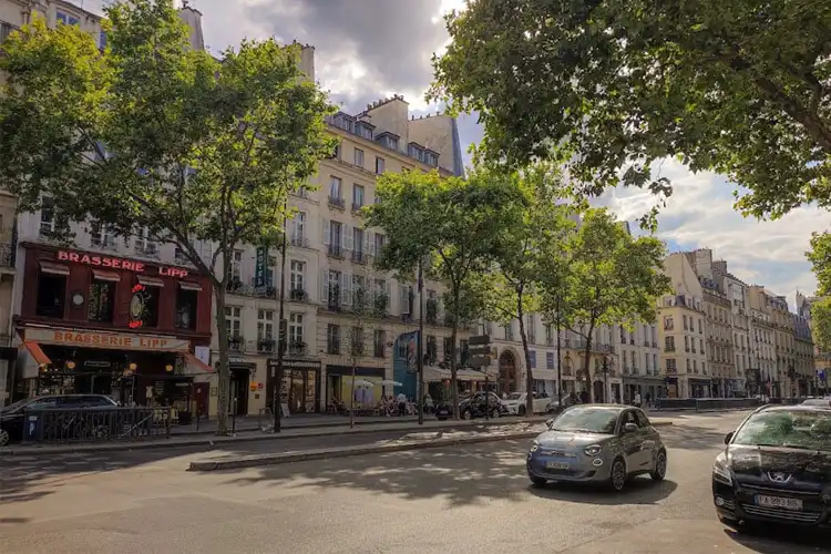 Veículo trafega por ruas de Paris
