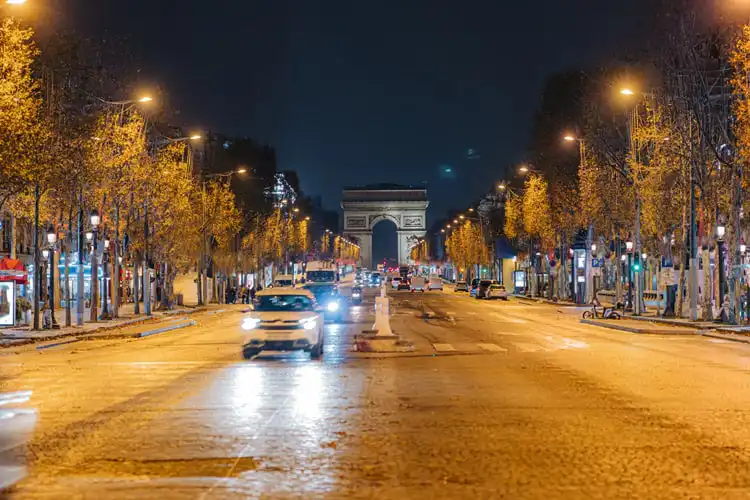 Avenue des Champs-Elysees à noite
