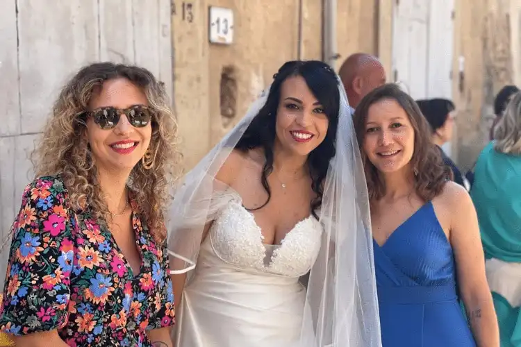 Noiva e amigas em um casamento