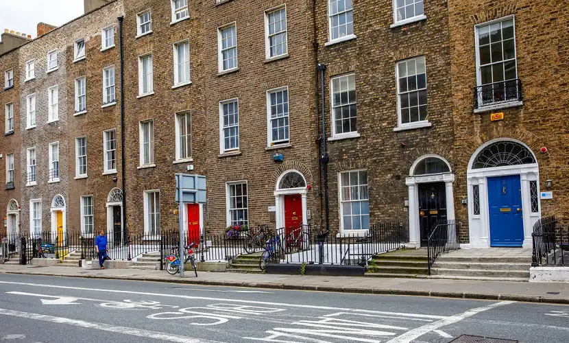 casas com portas coloridas na Irlanda