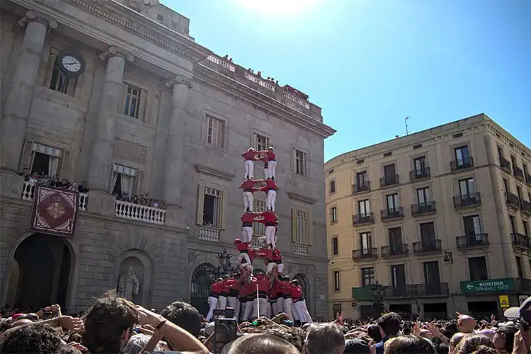 Torre de pessoas, imagem tíipica em festas de Barcelona.