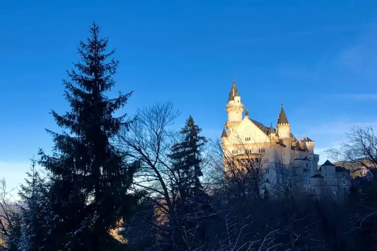 Montanha com vista para castelo em Munique