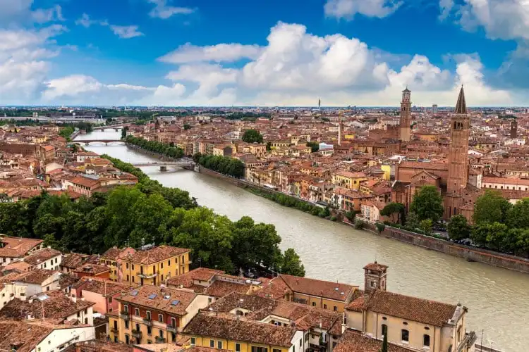 Rio Adige no centro de Verona