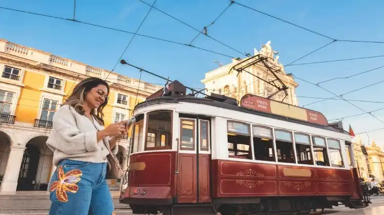 Menina visita Lisboa e conta com chip celular Portugal.