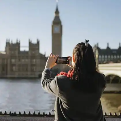 Mulher tirando foto do Big Ben