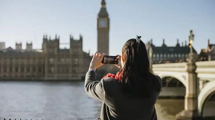 Mulher tirando foto do Big Ben