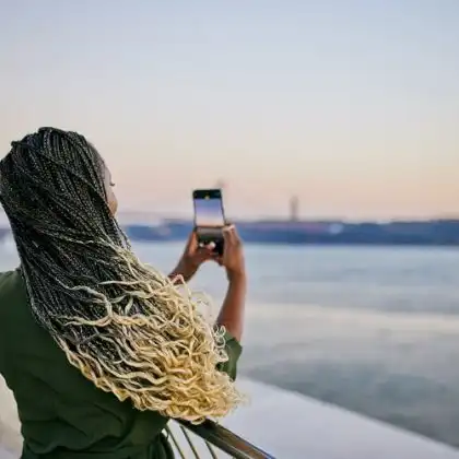 Mulher tirando foto durante viagem, usando chip de internet na Europa