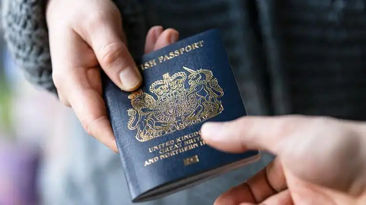 Pessoa recebendo passaporte depois de ter a cidadania britânica