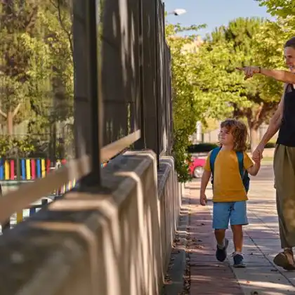 Mãe andando com seu filho na Espanha