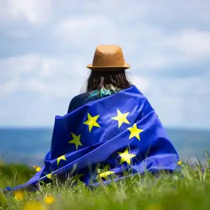Menina com bandeira da União Europeia