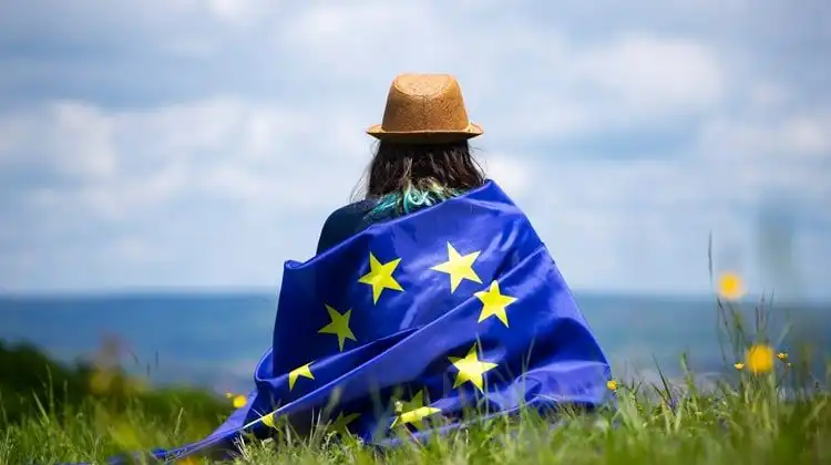 Menina com bandeira da União Europeia
