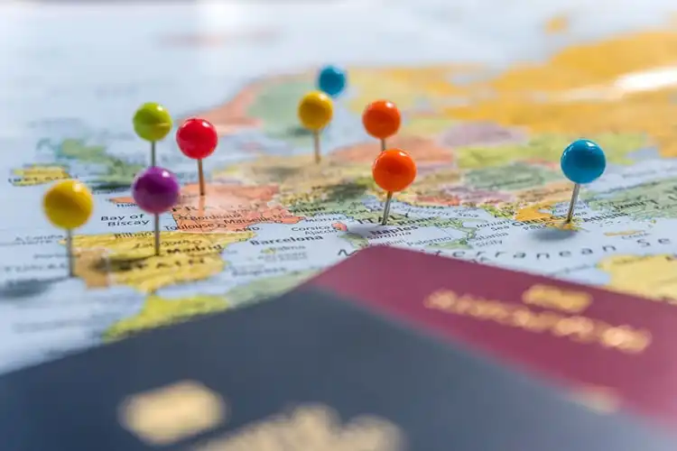 Quem tem cidadania europeia pode viajar com dois passaportes.